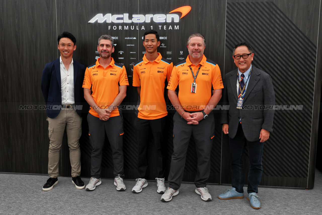 GP GIAPPONE, (L to R): Kazuki Nakajima (JPN); Andrea Stella (ITA) McLaren Team Principal; Ryo Hirakawa (JPN) McLaren Reserve Driver; Zak Brown (USA) McLaren Executive Director; Akio Toyoda (JPN) President Toyota Motor Corporation.

23.09.2023. Formula 1 World Championship, Rd 17, Japanese Grand Prix, Suzuka, Japan, Qualifiche Day.

- www.xpbimages.com, EMail: requests@xpbimages.com © Copyright: Moy / XPB Images