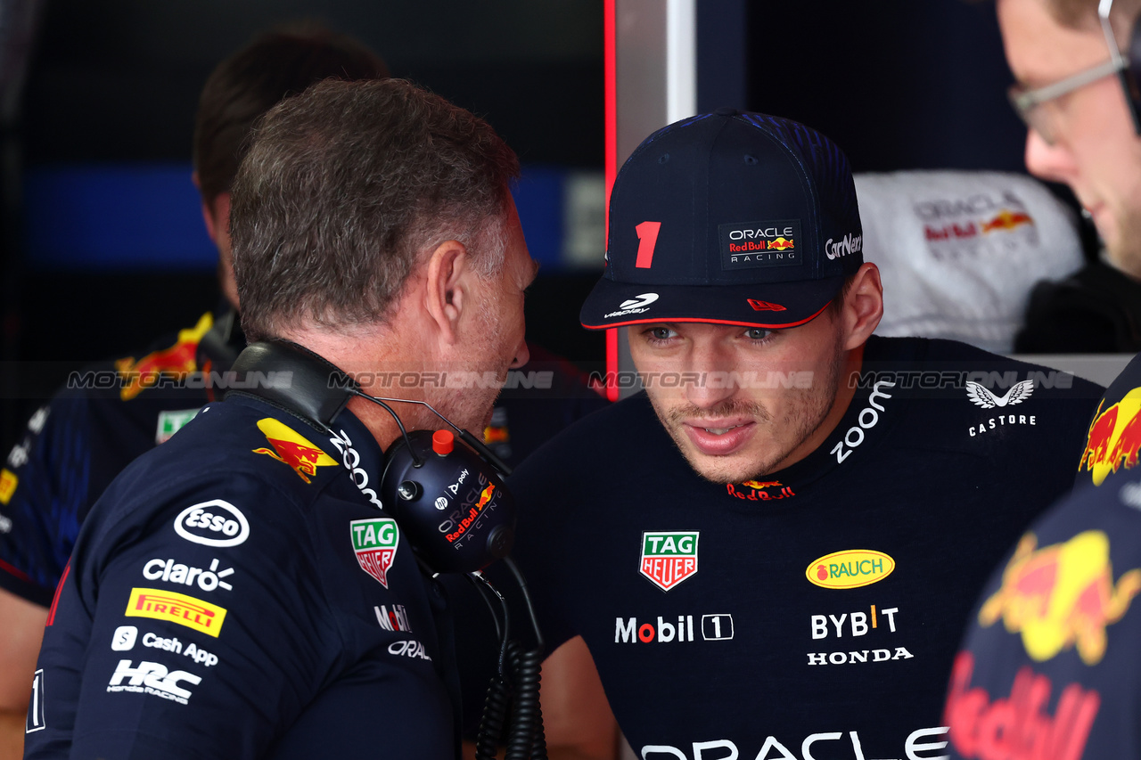 GP GIAPPONE, Max Verstappen (NLD) Red Bull Racing (Centre) with Christian Horner (GBR) Red Bull Racing Team Principal (Left).

23.09.2023. Formula 1 World Championship, Rd 17, Japanese Grand Prix, Suzuka, Japan, Qualifiche Day.

- www.xpbimages.com, EMail: requests@xpbimages.com © Copyright: Batchelor / XPB Images