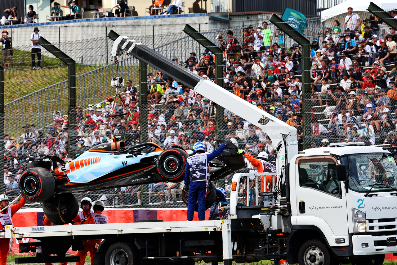 GP GIAPPONE, The Williams Racing FW45 of Logan Sargeant (USA) is recovered back to the pits on the back of a truck after he crashed in qualifying.

23.09.2023. Formula 1 World Championship, Rd 17, Japanese Grand Prix, Suzuka, Japan, Qualifiche Day.

- www.xpbimages.com, EMail: requests@xpbimages.com © Copyright: Batchelor / XPB Images