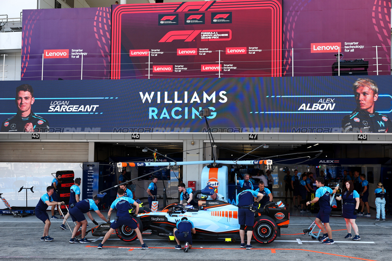 GP GIAPPONE, Logan Sargeant (USA) Williams Racing FW45 in the pits.

23.09.2023. Formula 1 World Championship, Rd 17, Japanese Grand Prix, Suzuka, Japan, Qualifiche Day.

- www.xpbimages.com, EMail: requests@xpbimages.com © Copyright: Batchelor / XPB Images