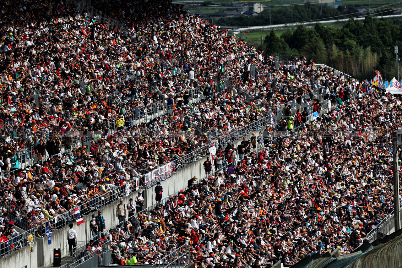 GP GIAPPONE, Circuit Atmosfera - fans in the grandstand.

23.09.2023. Formula 1 World Championship, Rd 17, Japanese Grand Prix, Suzuka, Japan, Qualifiche Day.

- www.xpbimages.com, EMail: requests@xpbimages.com © Copyright: Moy / XPB Images