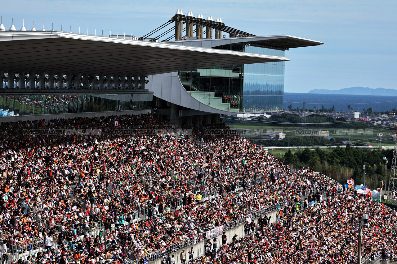 GP GIAPPONE, Circuit Atmosfera - fans in the grandstand.

23.09.2023. Formula 1 World Championship, Rd 17, Japanese Grand Prix, Suzuka, Japan, Qualifiche Day.

- www.xpbimages.com, EMail: requests@xpbimages.com © Copyright: Moy / XPB Images