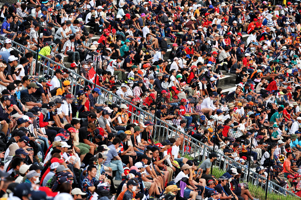 GP GIAPPONE, Circuit Atmosfera - fans in the grandstand.

23.09.2023. Formula 1 World Championship, Rd 17, Japanese Grand Prix, Suzuka, Japan, Qualifiche Day.

- www.xpbimages.com, EMail: requests@xpbimages.com © Copyright: Moy / XPB Images