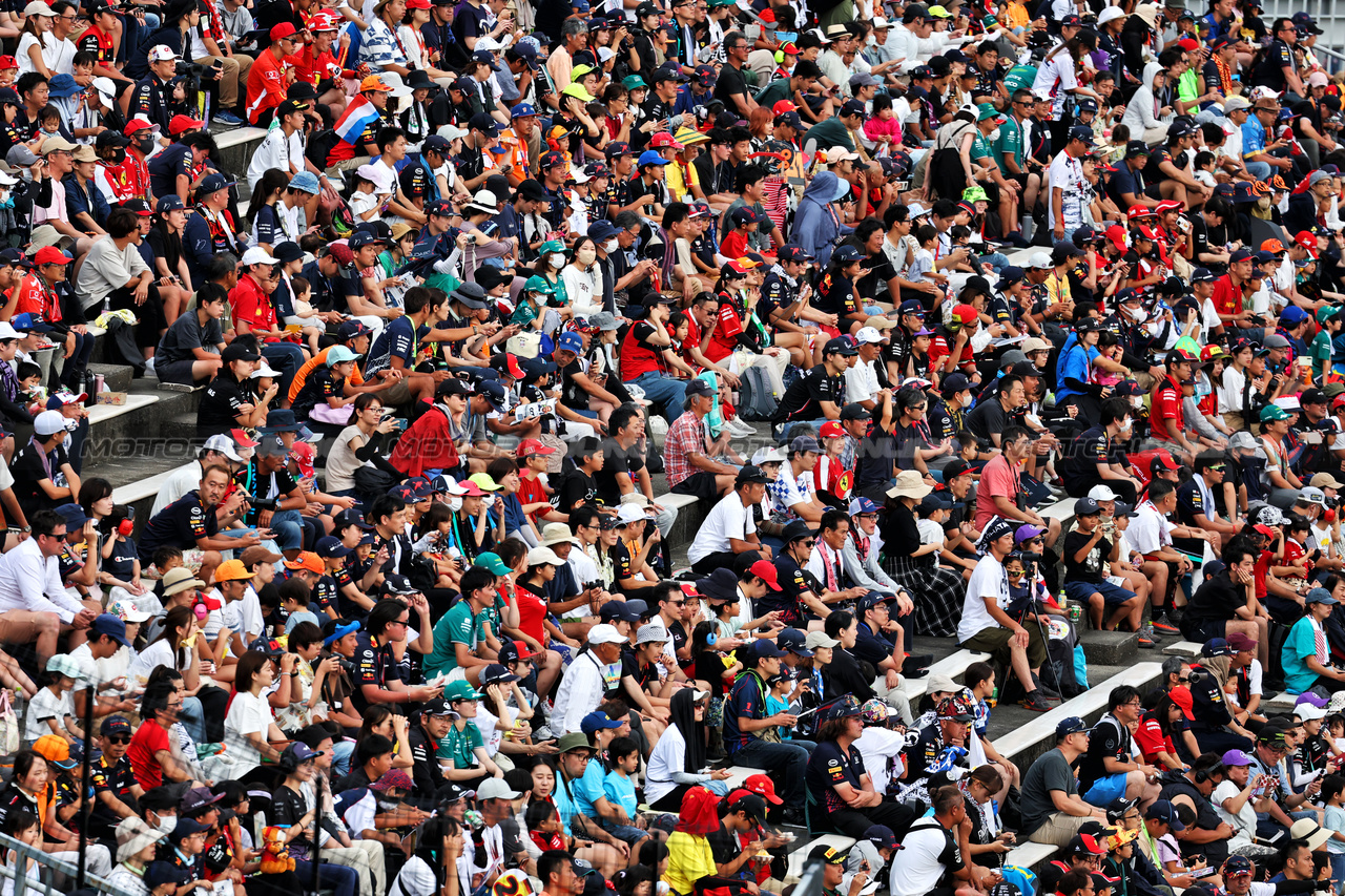 GP GIAPPONE, Circuit Atmosfera - fans in the grandstand.

23.09.2023. Formula 1 World Championship, Rd 17, Japanese Grand Prix, Suzuka, Japan, Qualifiche Day.

- www.xpbimages.com, EMail: requests@xpbimages.com © Copyright: Moy / XPB Images
