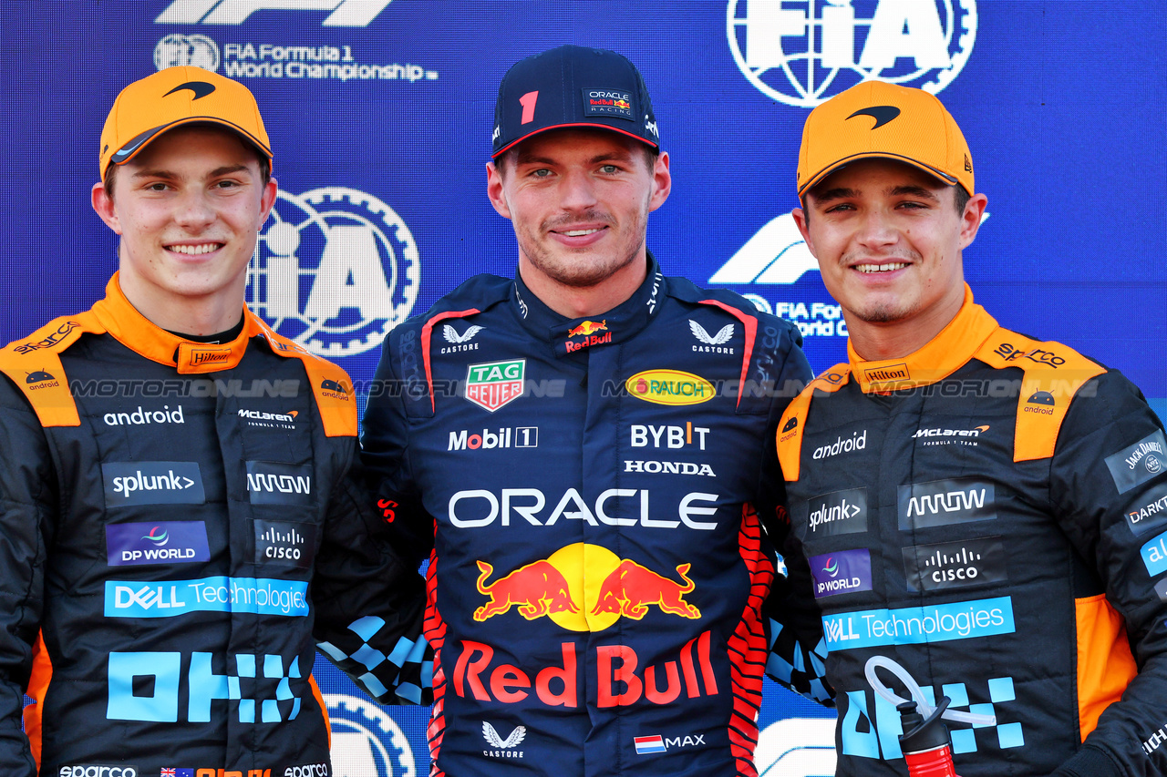 GP GIAPPONE, Qualifiche top three in parc ferme (L to R): Oscar Piastri (AUS) McLaren, second; Max Verstappen (NLD) Red Bull Racing, pole position; Lando Norris (GBR) McLaren, third.

23.09.2023. Formula 1 World Championship, Rd 17, Japanese Grand Prix, Suzuka, Japan, Qualifiche Day.

- www.xpbimages.com, EMail: requests@xpbimages.com © Copyright: Batchelor / XPB Images