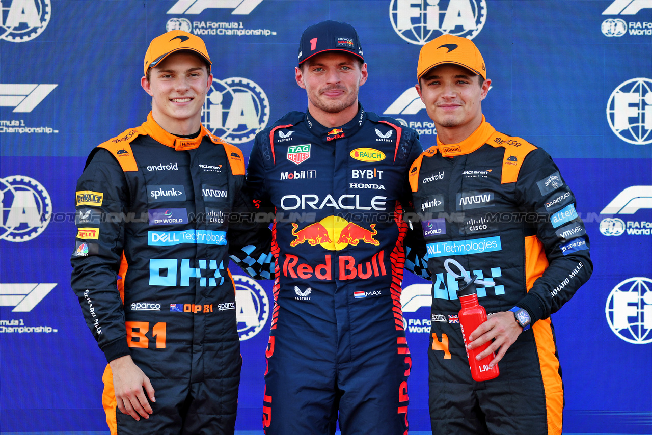GP GIAPPONE, Qualifiche top three in parc ferme (L to R): Oscar Piastri (AUS) McLaren, second; Max Verstappen (NLD) Red Bull Racing, pole position; Lando Norris (GBR) McLaren, third.

23.09.2023. Formula 1 World Championship, Rd 17, Japanese Grand Prix, Suzuka, Japan, Qualifiche Day.

- www.xpbimages.com, EMail: requests@xpbimages.com © Copyright: Batchelor / XPB Images