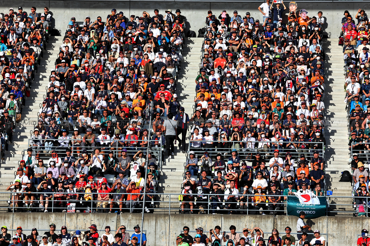 GP GIAPPONE, Circuit Atmosfera - fans in the grandstand.

23.09.2023. Formula 1 World Championship, Rd 17, Japanese Grand Prix, Suzuka, Japan, Qualifiche Day.

- www.xpbimages.com, EMail: requests@xpbimages.com © Copyright: Moy / XPB Images