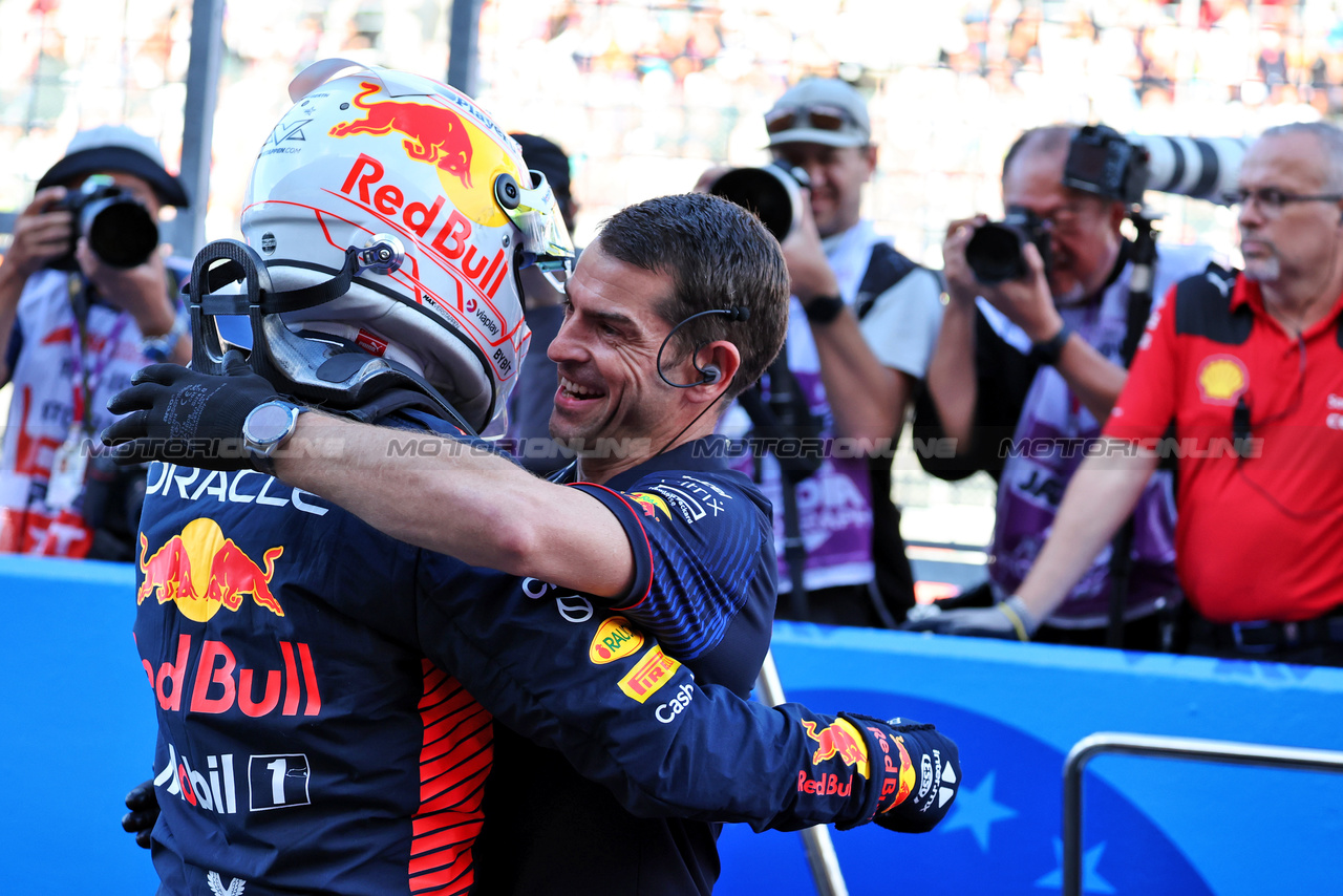 GP GIAPPONE, Max Verstappen (NLD) Red Bull Racing celebrates his pole position in qualifying parc ferme.

23.09.2023. Formula 1 World Championship, Rd 17, Japanese Grand Prix, Suzuka, Japan, Qualifiche Day.

- www.xpbimages.com, EMail: requests@xpbimages.com © Copyright: Moy / XPB Images