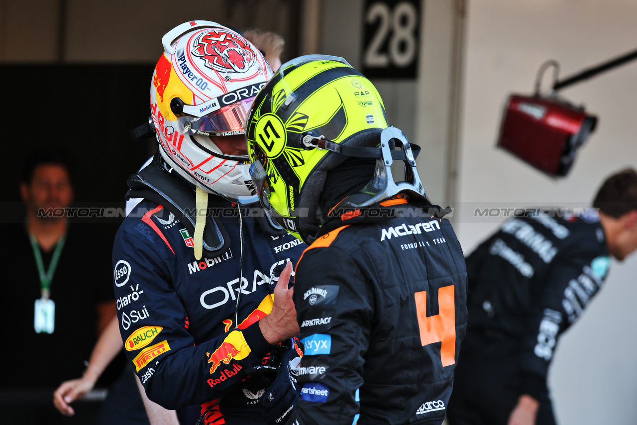 GP GIAPPONE, (L to R): Pole sitter Max Verstappen (NLD) Red Bull Racing in qualifying parc ferme with third placed Lando Norris (GBR) McLaren.

23.09.2023. Formula 1 World Championship, Rd 17, Japanese Grand Prix, Suzuka, Japan, Qualifiche Day.

- www.xpbimages.com, EMail: requests@xpbimages.com © Copyright: Moy / XPB Images