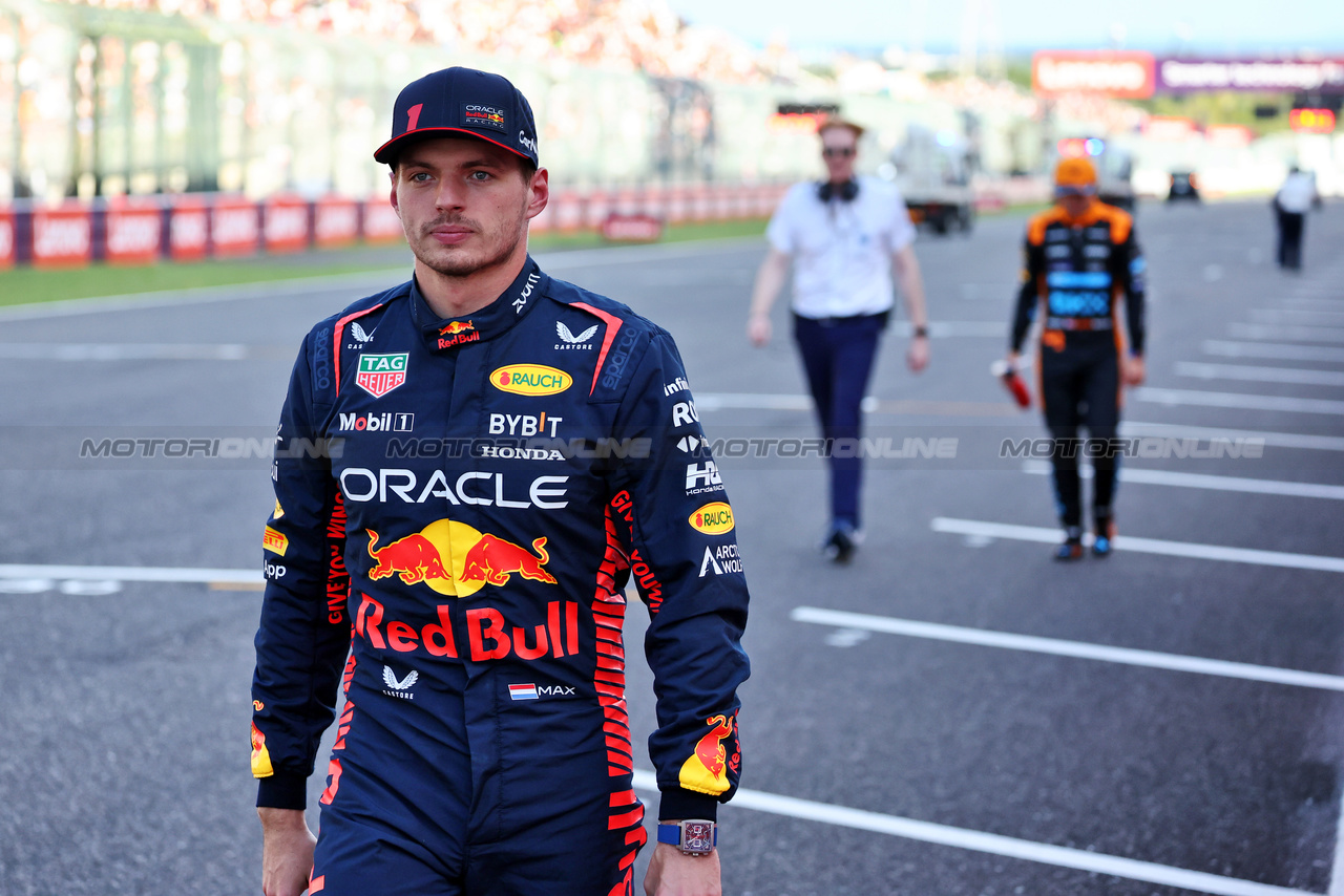 GP GIAPPONE, Pole sitter Max Verstappen (NLD) Red Bull Racing in qualifying parc ferme.

23.09.2023. Formula 1 World Championship, Rd 17, Japanese Grand Prix, Suzuka, Japan, Qualifiche Day.

- www.xpbimages.com, EMail: requests@xpbimages.com © Copyright: Moy / XPB Images