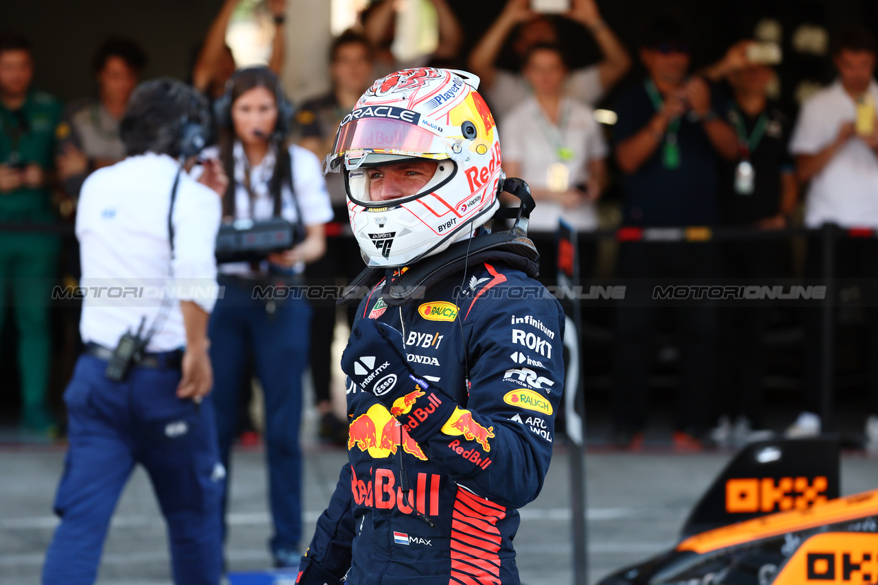 GP GIAPPONE, Max Verstappen (NLD) Red Bull Racing celebrates his pole position in qualifying parc ferme.

23.09.2023. Formula 1 World Championship, Rd 17, Japanese Grand Prix, Suzuka, Japan, Qualifiche Day.

- www.xpbimages.com, EMail: requests@xpbimages.com © Copyright: Batchelor / XPB Images