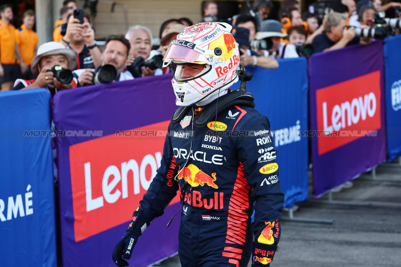 GP GIAPPONE, Max Verstappen (NLD) Red Bull Racing celebrates his pole position in qualifying parc ferme.

23.09.2023. Formula 1 World Championship, Rd 17, Japanese Grand Prix, Suzuka, Japan, Qualifiche Day.

- www.xpbimages.com, EMail: requests@xpbimages.com © Copyright: Batchelor / XPB Images
