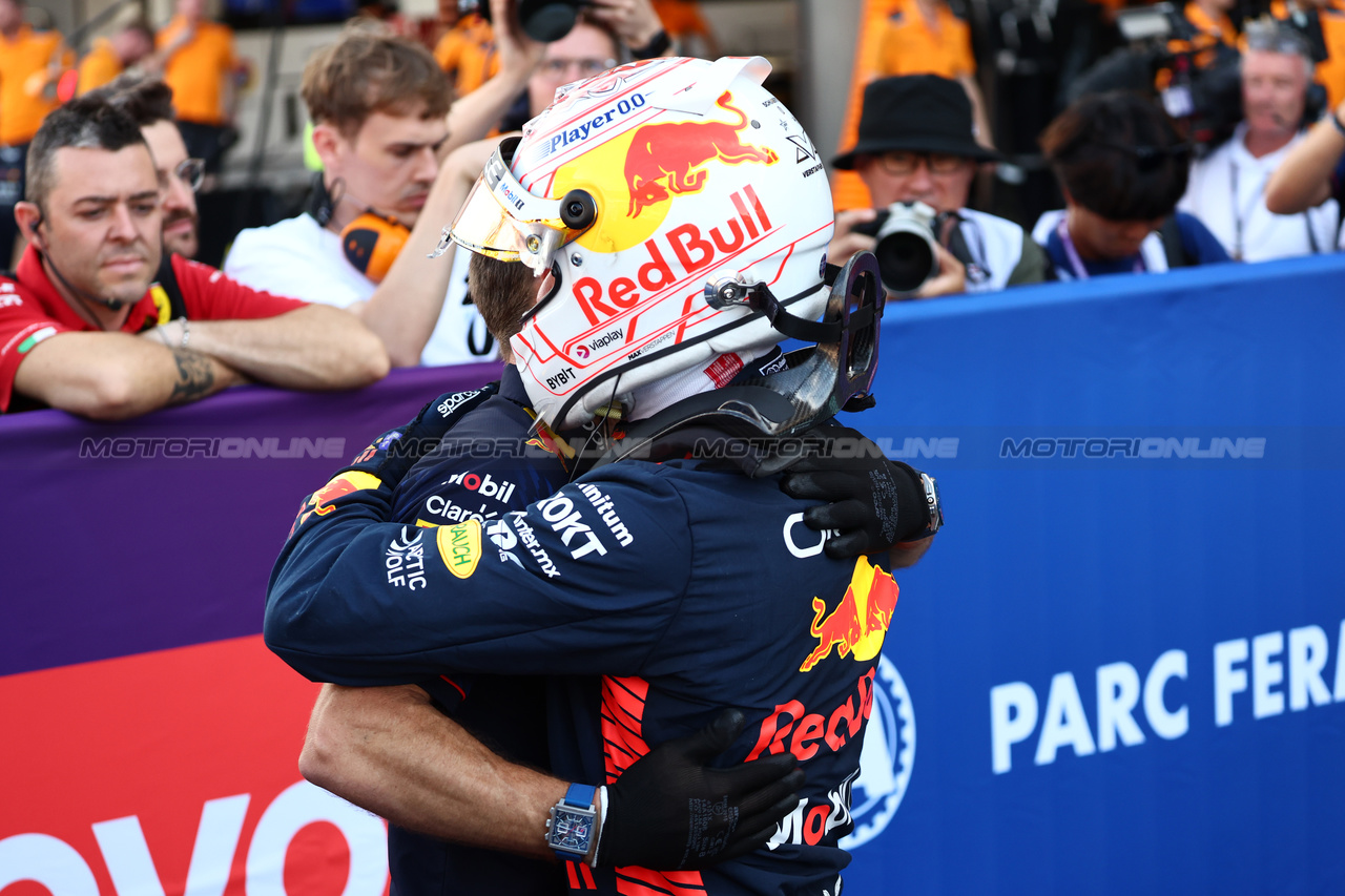 GP GIAPPONE, Max Verstappen (NLD) Red Bull Racing celebrates his pole position in qualifying parc ferme.

23.09.2023. Formula 1 World Championship, Rd 17, Japanese Grand Prix, Suzuka, Japan, Qualifiche Day.

- www.xpbimages.com, EMail: requests@xpbimages.com © Copyright: Batchelor / XPB Images