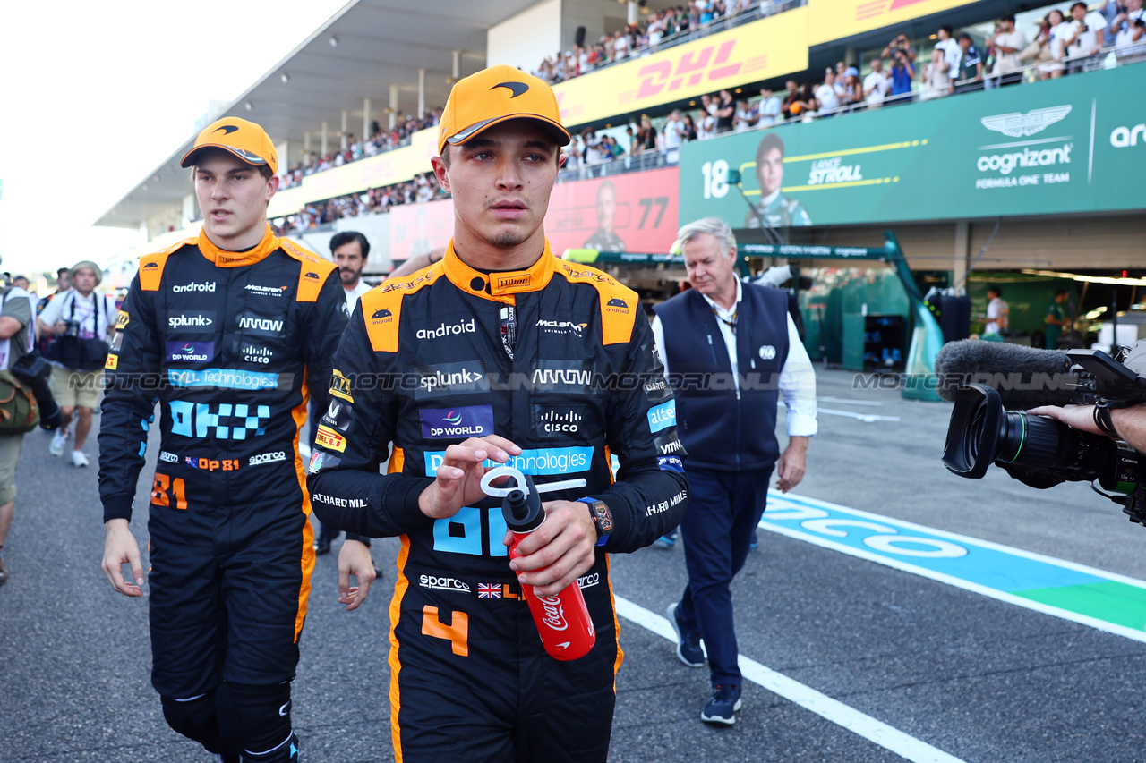 GP GIAPPONE, Lando Norris (GBR) McLaren in qualifying parc ferme with team mate Oscar Piastri (AUS) McLaren.

23.09.2023. Formula 1 World Championship, Rd 17, Japanese Grand Prix, Suzuka, Japan, Qualifiche Day.

- www.xpbimages.com, EMail: requests@xpbimages.com © Copyright: Batchelor / XPB Images