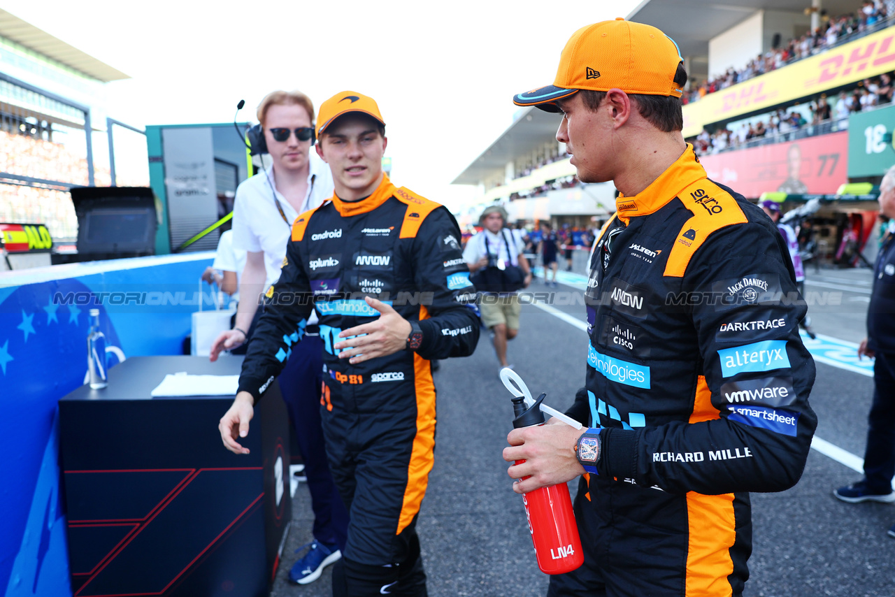 GP GIAPPONE, Lando Norris (GBR) McLaren (Right) with team mate Oscar Piastri (AUS) McLaren in qualifying parc ferme.

23.09.2023. Formula 1 World Championship, Rd 17, Japanese Grand Prix, Suzuka, Japan, Qualifiche Day.

- www.xpbimages.com, EMail: requests@xpbimages.com © Copyright: Batchelor / XPB Images