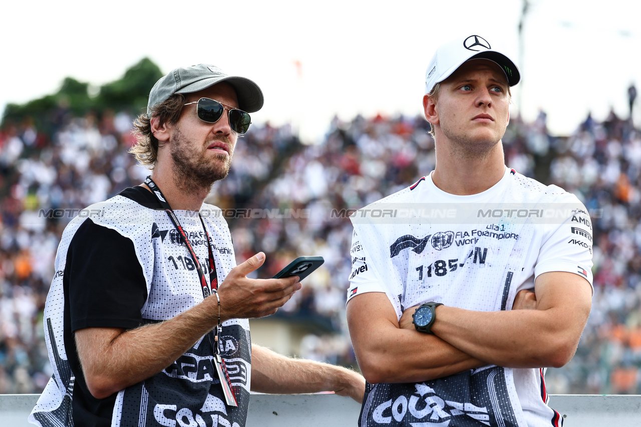 GP GIAPPONE, Sebastian Vettel (GER) e Mick Schumacher (GER) 
23.09.2023. Formula 1 World Championship, Rd 17, Japanese Grand Prix, Suzuka, Japan, Qualifiche Day.
- www.xpbimages.com, EMail: requests@xpbimages.com © Copyright: Charniaux / XPB Images