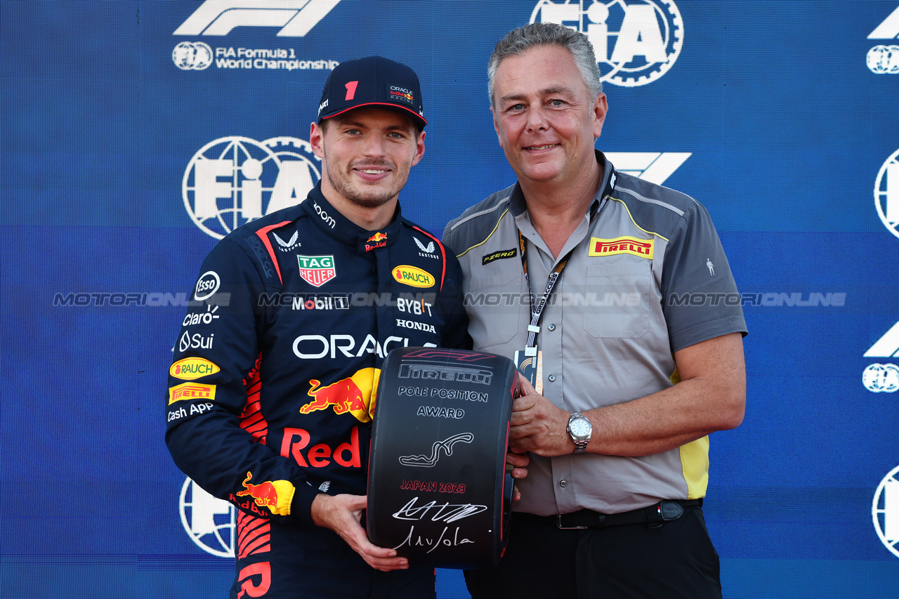 GP GIAPPONE, (L to R): Max Verstappen (NLD) Red Bull Racing reveives the Pirelli Pole Position Award from Mario Isola (ITA) Pirelli Racing Manager.

23.09.2023. Formula 1 World Championship, Rd 17, Japanese Grand Prix, Suzuka, Japan, Qualifiche Day.

- www.xpbimages.com, EMail: requests@xpbimages.com © Copyright: Batchelor / XPB Images