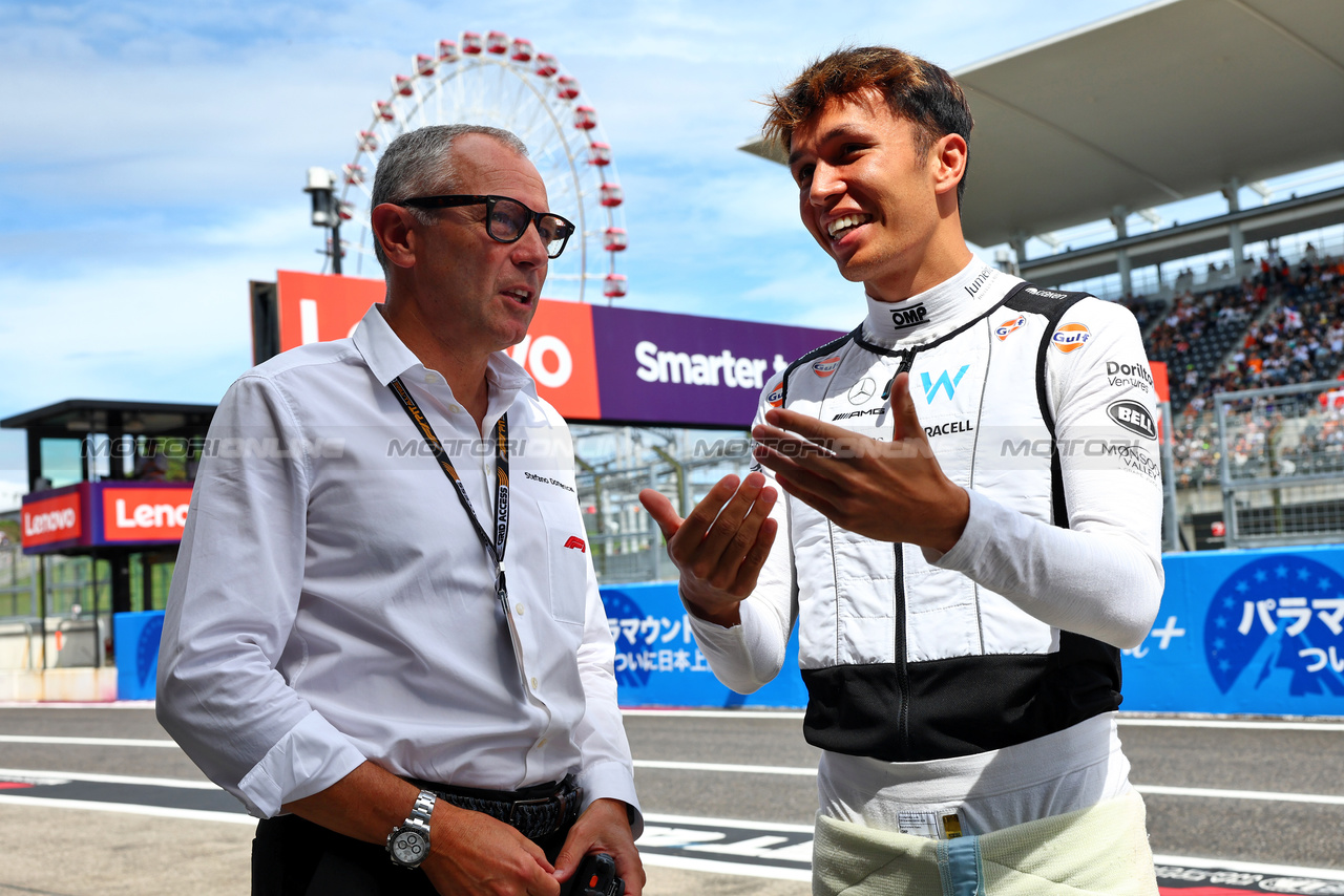 GP GIAPPONE, (L to R): Stefano Domenicali (ITA) Formula One President e CEO with Alexander Albon (THA) Williams Racing.

23.09.2023. Formula 1 World Championship, Rd 17, Japanese Grand Prix, Suzuka, Japan, Qualifiche Day.

- www.xpbimages.com, EMail: requests@xpbimages.com © Copyright: Batchelor / XPB Images