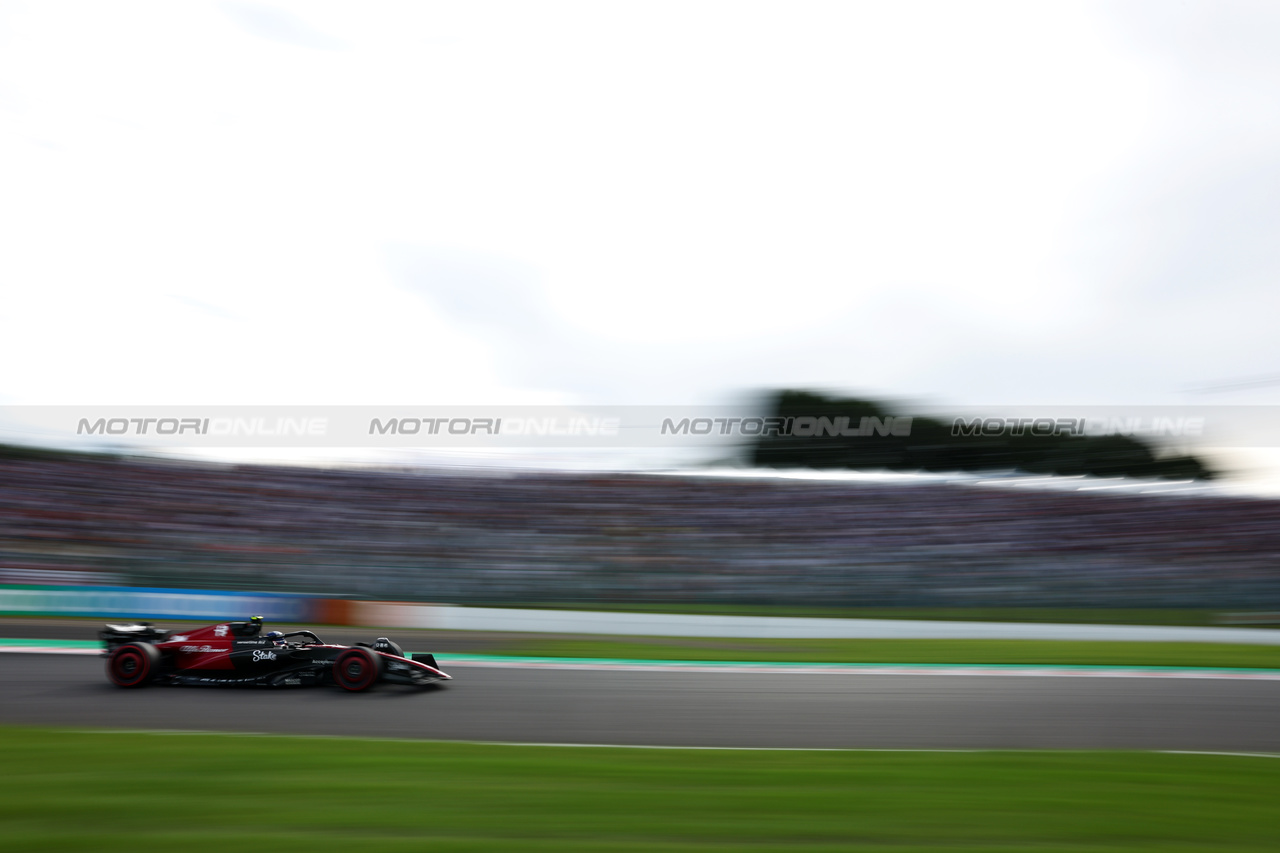 GP GIAPPONE, Zhou Guanyu (CHN) Alfa Romeo F1 Team C43.

23.09.2023. Formula 1 World Championship, Rd 17, Japanese Grand Prix, Suzuka, Japan, Qualifiche Day.

- www.xpbimages.com, EMail: requests@xpbimages.com © Copyright: Charniaux / XPB Images