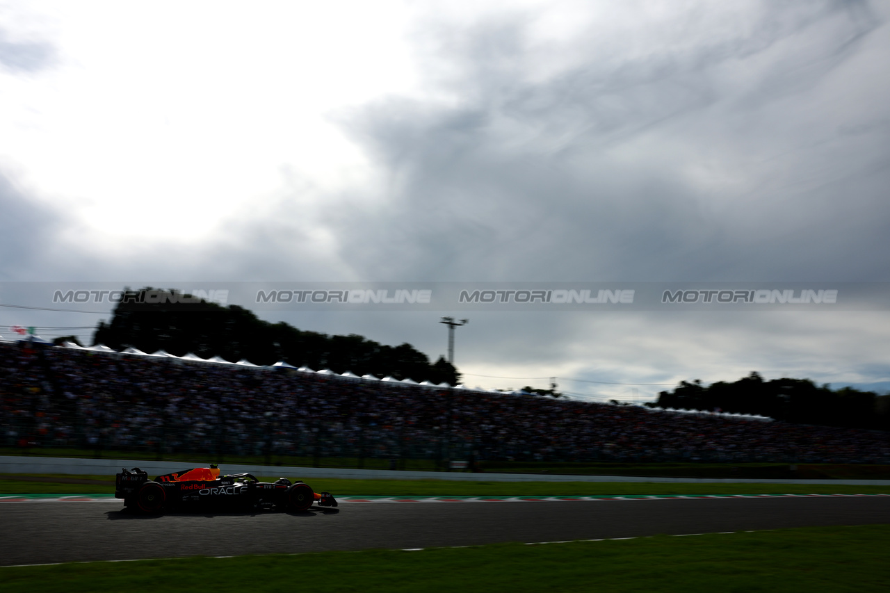 GP GIAPPONE, Sergio Perez (MEX) Red Bull Racing RB19.

23.09.2023. Formula 1 World Championship, Rd 17, Japanese Grand Prix, Suzuka, Japan, Qualifiche Day.

- www.xpbimages.com, EMail: requests@xpbimages.com © Copyright: Charniaux / XPB Images
