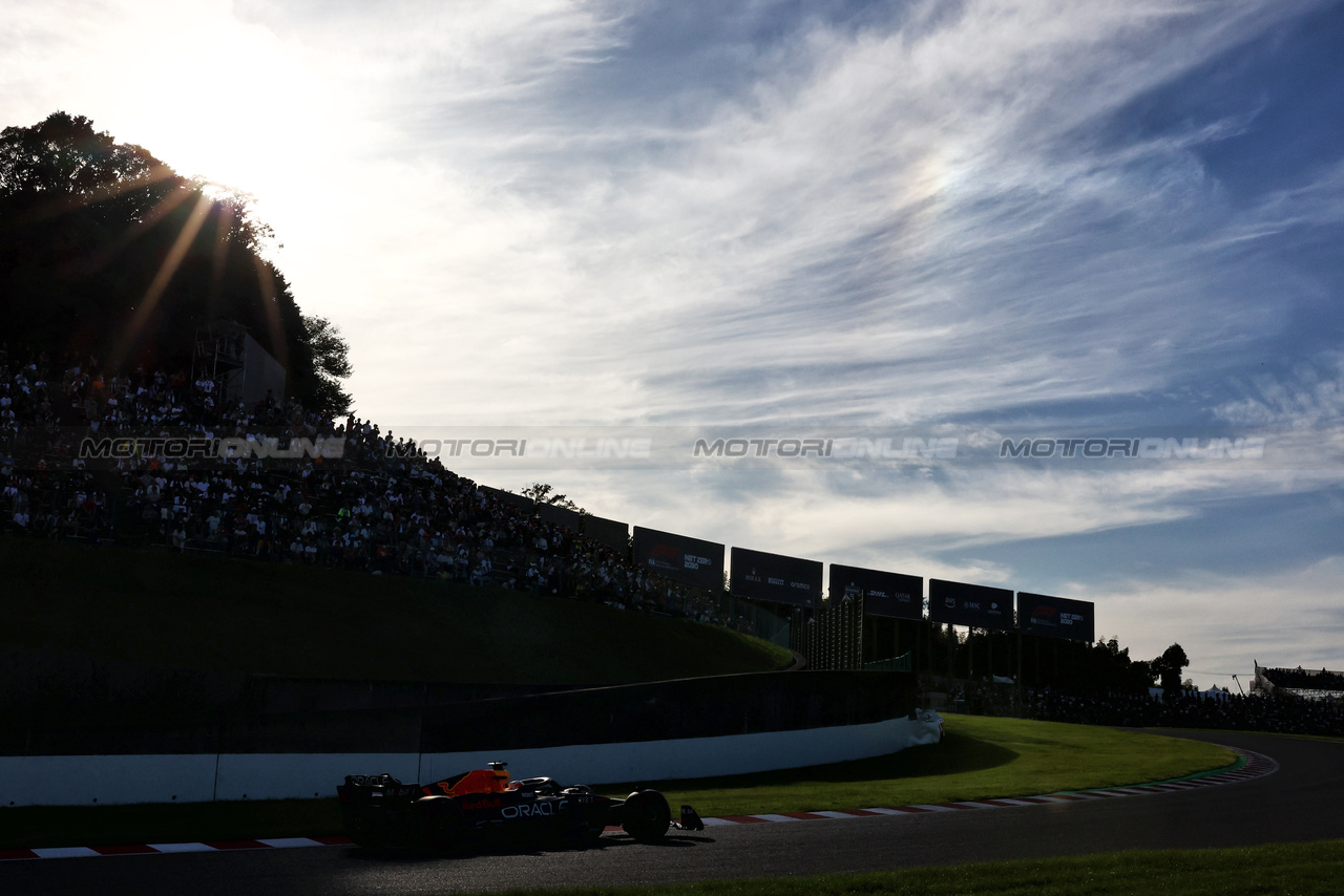 GP GIAPPONE, Sergio Perez (MEX) Red Bull Racing RB19.

23.09.2023. Formula 1 World Championship, Rd 17, Japanese Grand Prix, Suzuka, Japan, Qualifiche Day.

- www.xpbimages.com, EMail: requests@xpbimages.com © Copyright: Charniaux / XPB Images