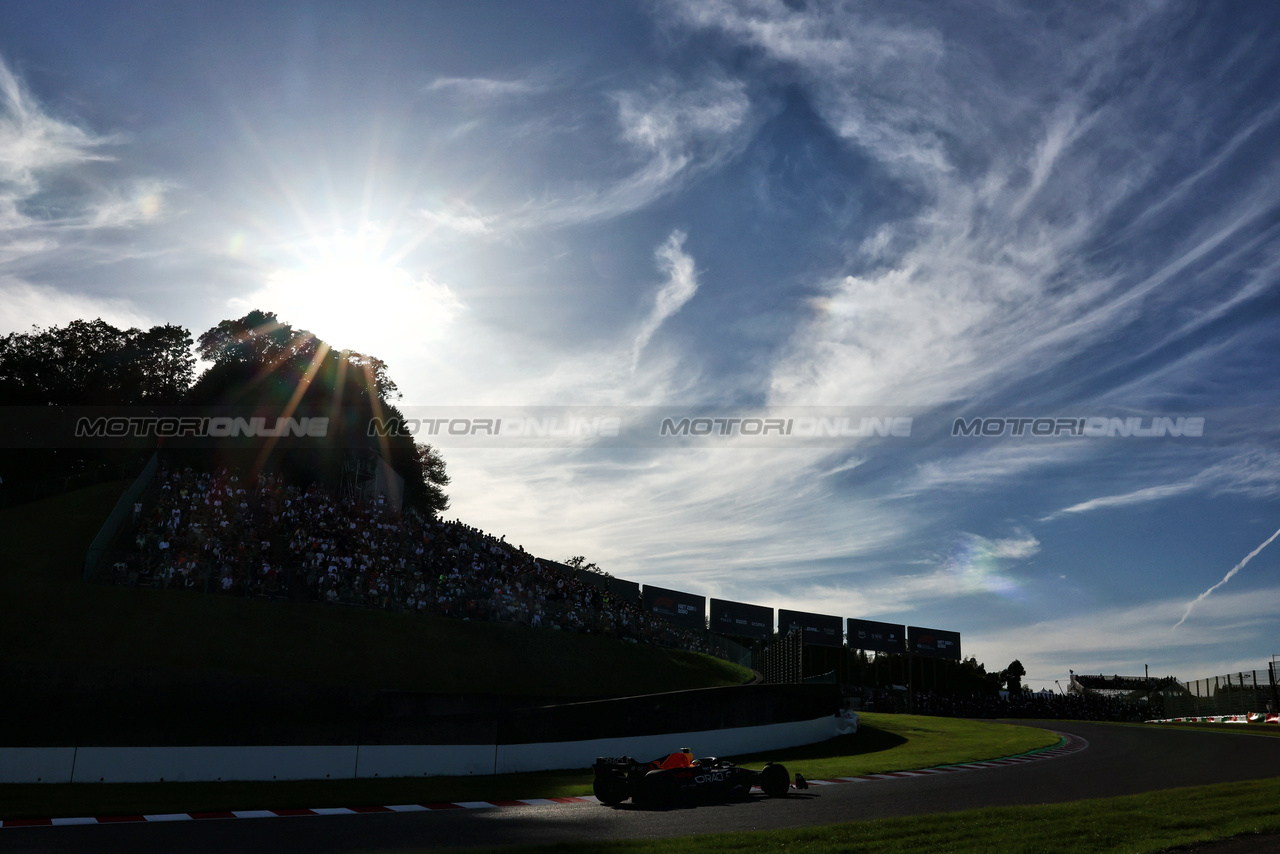 GP GIAPPONE, Sergio Perez (MEX) Red Bull Racing RB19.

23.09.2023. Formula 1 World Championship, Rd 17, Japanese Grand Prix, Suzuka, Japan, Qualifiche Day.

- www.xpbimages.com, EMail: requests@xpbimages.com © Copyright: Charniaux / XPB Images