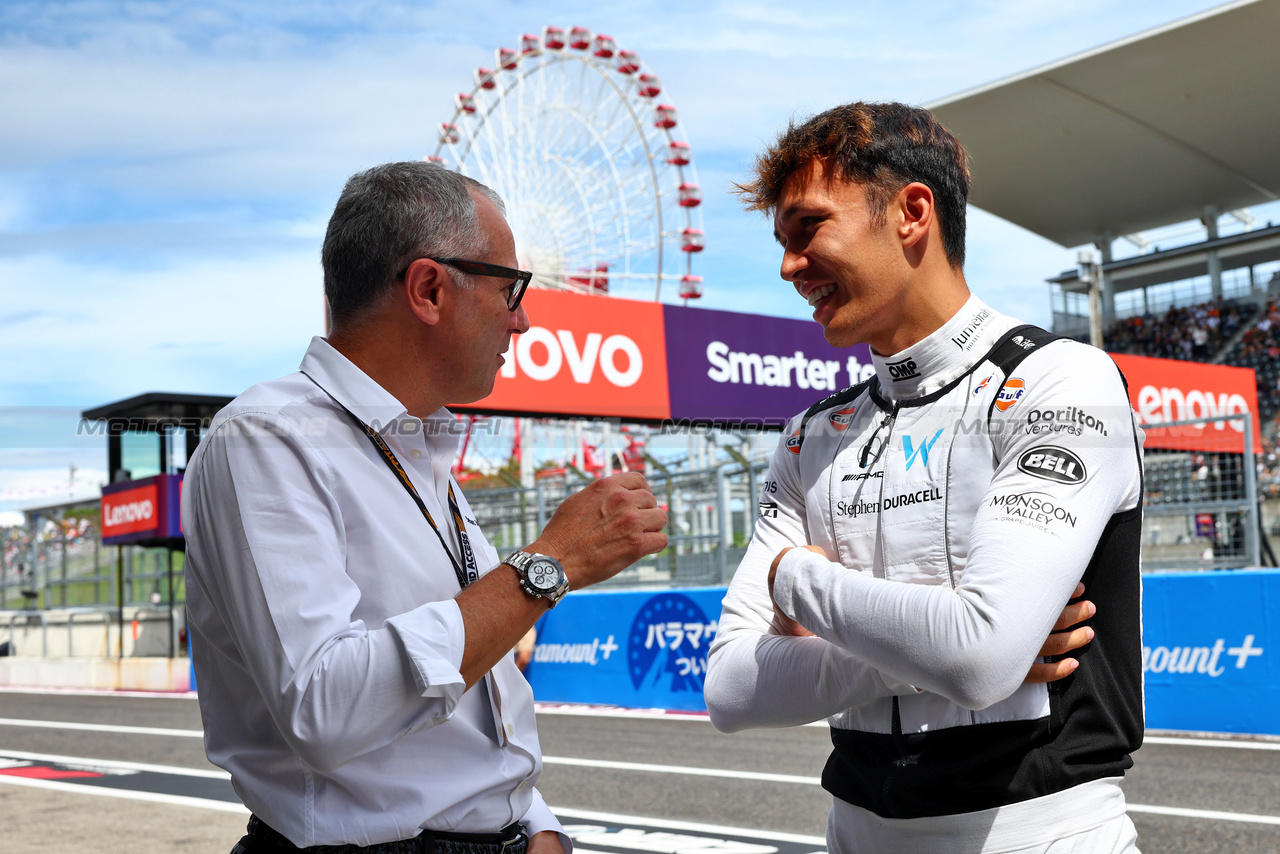 GP GIAPPONE, (L to R): Stefano Domenicali (ITA) Formula One President e CEO with Alexander Albon (THA) Williams Racing.

23.09.2023. Formula 1 World Championship, Rd 17, Japanese Grand Prix, Suzuka, Japan, Qualifiche Day.

- www.xpbimages.com, EMail: requests@xpbimages.com © Copyright: Batchelor / XPB Images