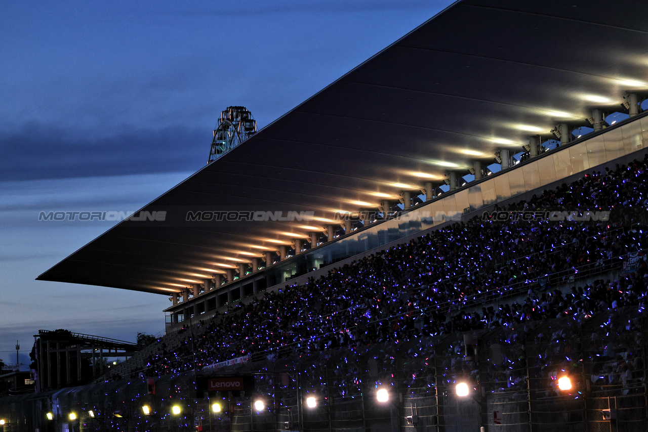 GP GIAPPONE, Circuit Atmosfera - fans in the grandstand at night.

23.09.2023. Formula 1 World Championship, Rd 17, Japanese Grand Prix, Suzuka, Japan, Qualifiche Day.

- www.xpbimages.com, EMail: requests@xpbimages.com © Copyright: Moy / XPB Images
