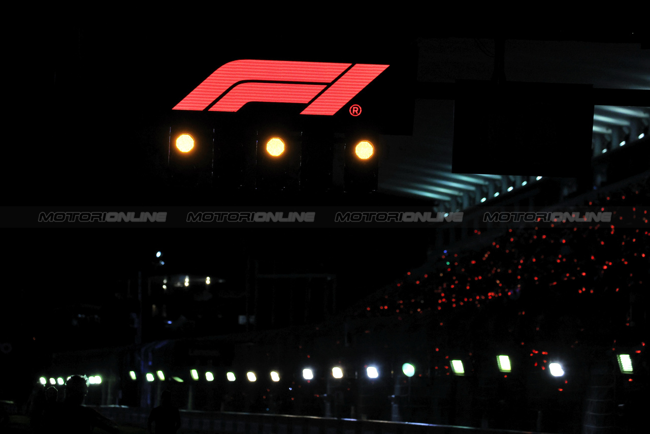 GP GIAPPONE, Circuit Atmosfera - F1 logo at night.

23.09.2023. Formula 1 World Championship, Rd 17, Japanese Grand Prix, Suzuka, Japan, Qualifiche Day.

- www.xpbimages.com, EMail: requests@xpbimages.com © Copyright: Moy / XPB Images