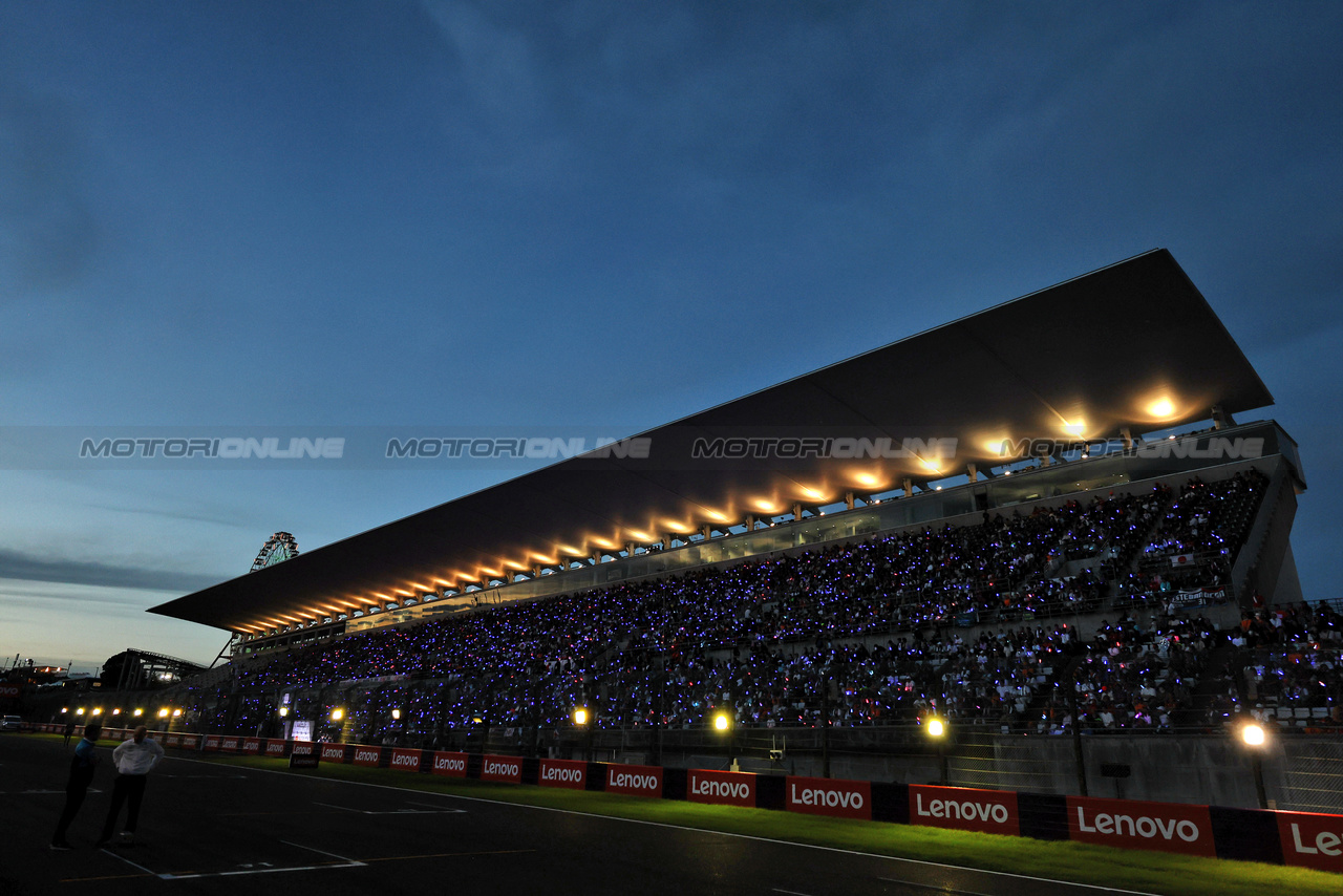 GP GIAPPONE, Circuit Atmosfera - fans in the grandstand at night.

23.09.2023. Formula 1 World Championship, Rd 17, Japanese Grand Prix, Suzuka, Japan, Qualifiche Day.

- www.xpbimages.com, EMail: requests@xpbimages.com © Copyright: Moy / XPB Images