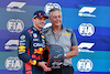GP GIAPPONE, Max Verstappen (NLD) Red Bull Racing receives the Pirelli Pole Position Award from Mario Isola (ITA) Pirelli Racing Manager.
23.09.2023. Formula 1 World Championship, Rd 17, Japanese Grand Prix, Suzuka, Japan, Qualifiche Day.
- www.xpbimages.com, EMail: requests@xpbimages.com © Copyright: Moy / XPB Images
