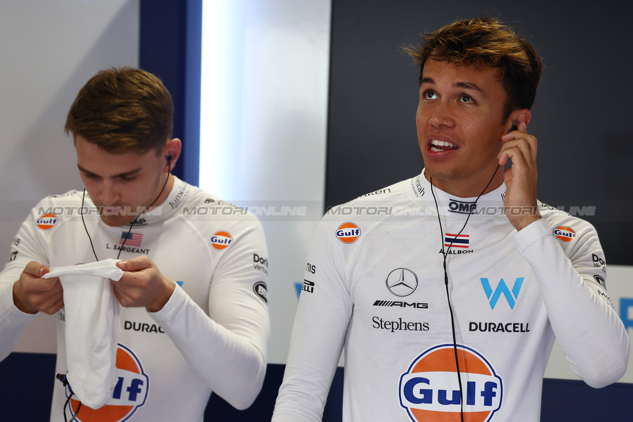 GP GIAPPONE, Alexander Albon (THA) Williams Racing (Right) e team mate Logan Sargeant (USA) Williams Racing.

22.09.2023. Formula 1 World Championship, Rd 17, Japanese Grand Prix, Suzuka, Japan, Practice Day.

 - www.xpbimages.com, EMail: requests@xpbimages.com © Copyright: Coates / XPB Images