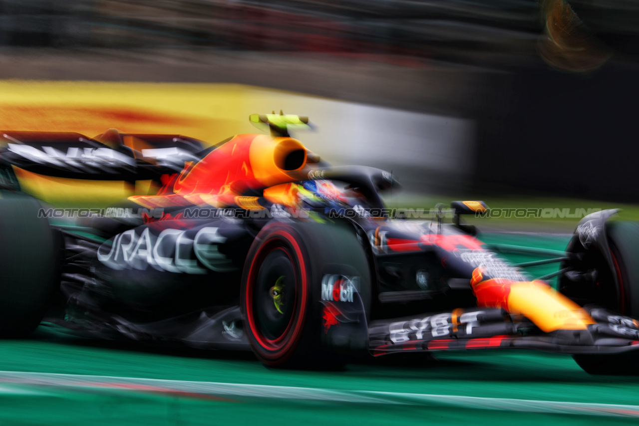 GP GIAPPONE, Sergio Perez (MEX) Red Bull Racing RB19.

22.09.2023. Formula 1 World Championship, Rd 17, Japanese Grand Prix, Suzuka, Japan, Practice Day.

 - www.xpbimages.com, EMail: requests@xpbimages.com © Copyright: Coates / XPB Images