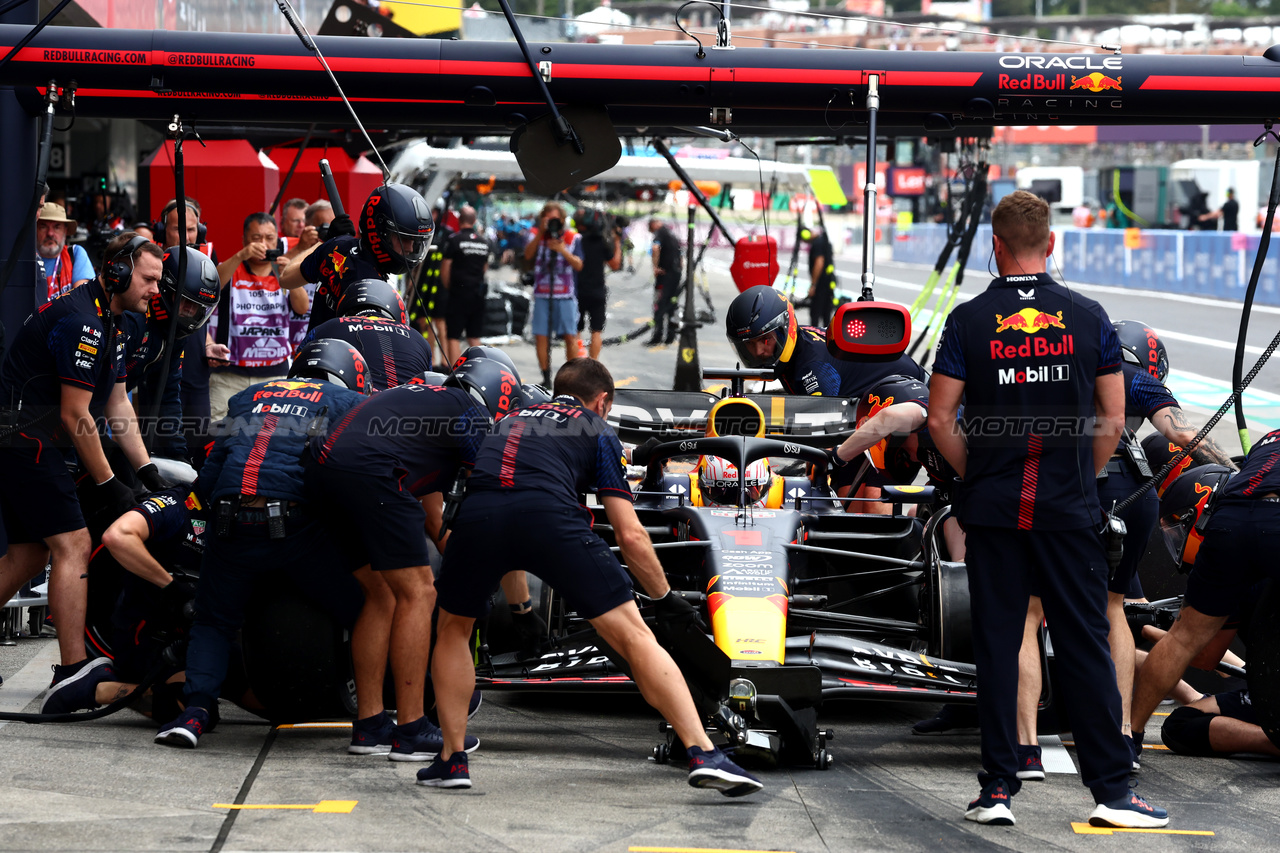 GP GIAPPONE, Sergio Perez (MEX) Red Bull Racing RB19 in the pits.

22.09.2023. Formula 1 World Championship, Rd 17, Japanese Grand Prix, Suzuka, Japan, Practice Day.

 - www.xpbimages.com, EMail: requests@xpbimages.com © Copyright: Coates / XPB Images