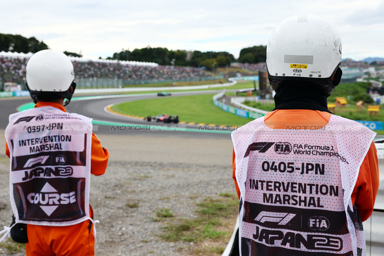 GP GIAPPONE, Circuit Atmosfera - marshals trackside.

22.09.2023. Formula 1 World Championship, Rd 17, Japanese Grand Prix, Suzuka, Japan, Practice Day.

- www.xpbimages.com, EMail: requests@xpbimages.com © Copyright: Batchelor / XPB Images