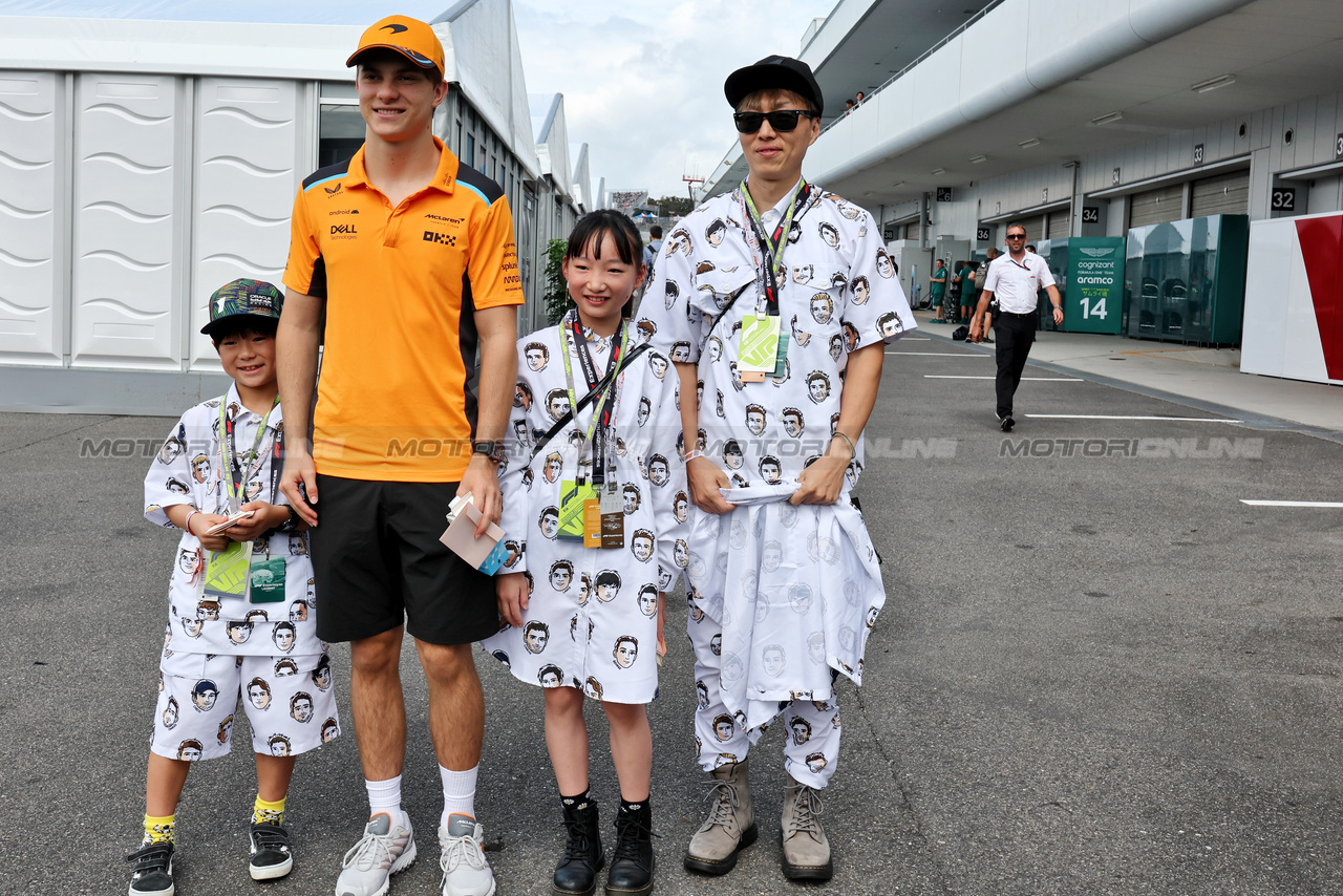 GP GIAPPONE, Oscar Piastri (AUS) McLaren with fans.

22.09.2023. Formula 1 World Championship, Rd 17, Japanese Grand Prix, Suzuka, Japan, Practice Day.

- www.xpbimages.com, EMail: requests@xpbimages.com © Copyright: Moy / XPB Images