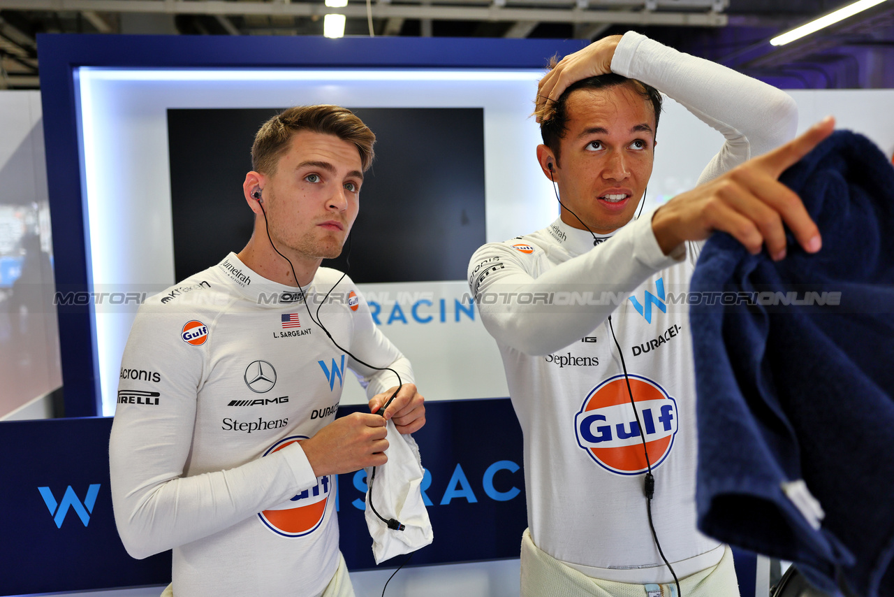 GP GIAPPONE, (L to R): Logan Sargeant (USA) Williams Racing with Alexander Albon (THA) Williams Racing.

22.09.2023. Formula 1 World Championship, Rd 17, Japanese Grand Prix, Suzuka, Japan, Practice Day.

- www.xpbimages.com, EMail: requests@xpbimages.com © Copyright: Batchelor / XPB Images