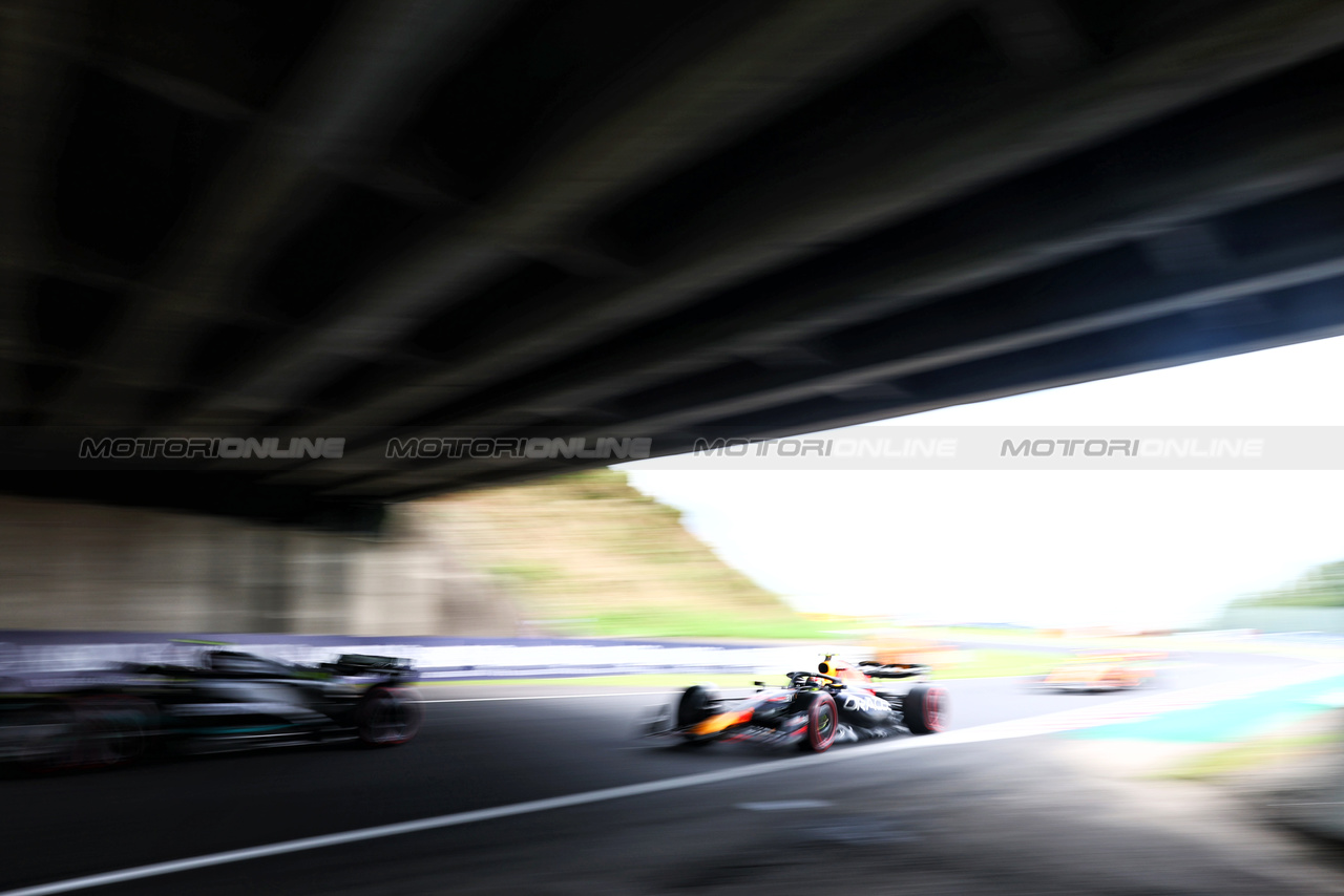 GP GIAPPONE, Sergio Perez (MEX) Red Bull Racing RB19.

22.09.2023. Formula 1 World Championship, Rd 17, Japanese Grand Prix, Suzuka, Japan, Practice Day.

 - www.xpbimages.com, EMail: requests@xpbimages.com © Copyright: Coates / XPB Images
