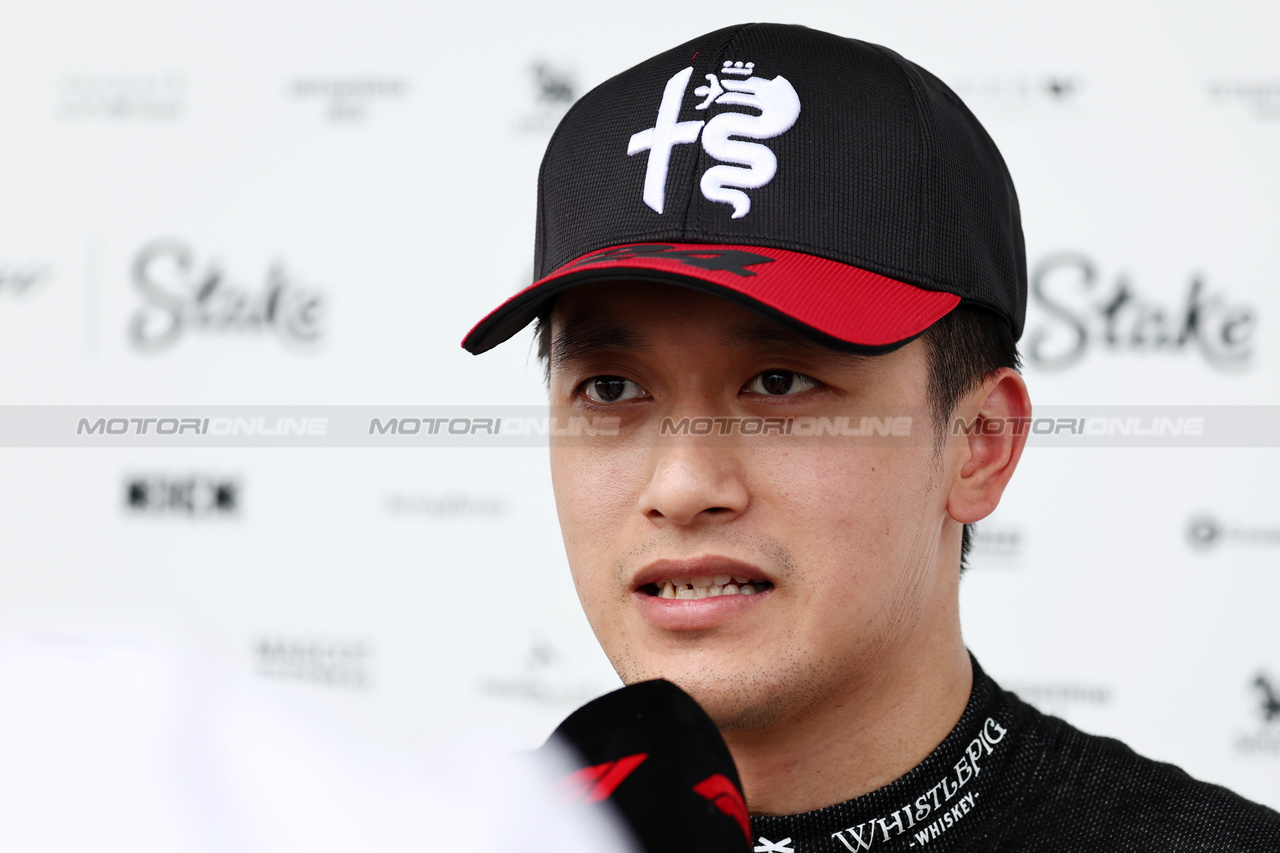GP GIAPPONE, Zhou Guanyu (CHN) Alfa Romeo F1 Team with the media.

22.09.2023. Formula 1 World Championship, Rd 17, Japanese Grand Prix, Suzuka, Japan, Practice Day.

- www.xpbimages.com, EMail: requests@xpbimages.com © Copyright: Moy / XPB Images