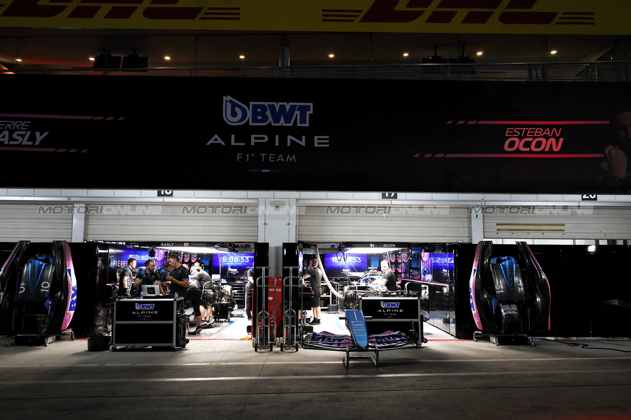 GP GIAPPONE, Alpine F1 Team pit garages at night.

22.09.2023. Formula 1 World Championship, Rd 17, Japanese Grand Prix, Suzuka, Japan, Practice Day.

- www.xpbimages.com, EMail: requests@xpbimages.com © Copyright: Moy / XPB Images