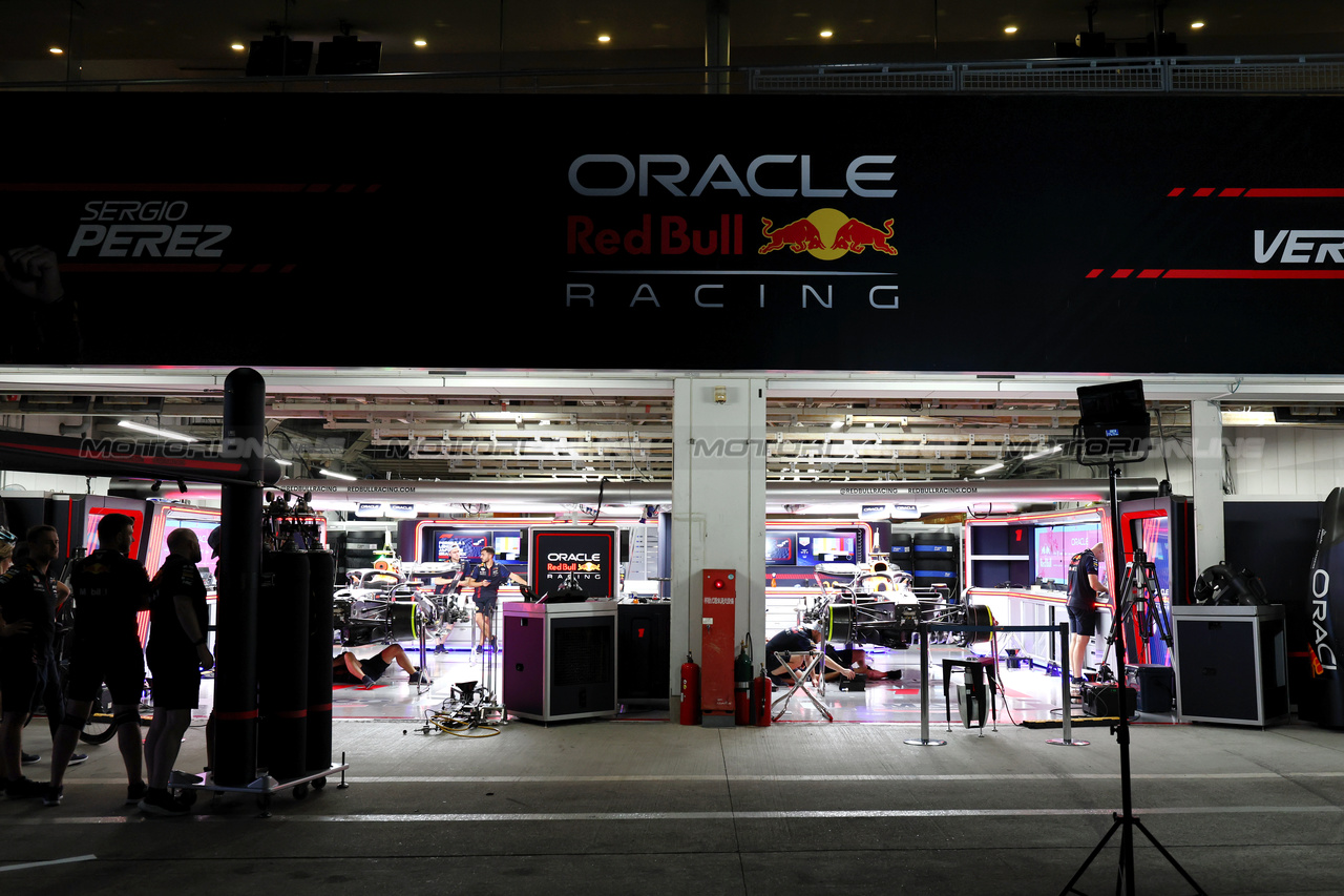 GP GIAPPONE, Red Bull Racing pit garages at night.

22.09.2023. Formula 1 World Championship, Rd 17, Japanese Grand Prix, Suzuka, Japan, Practice Day.

- www.xpbimages.com, EMail: requests@xpbimages.com © Copyright: Moy / XPB Images