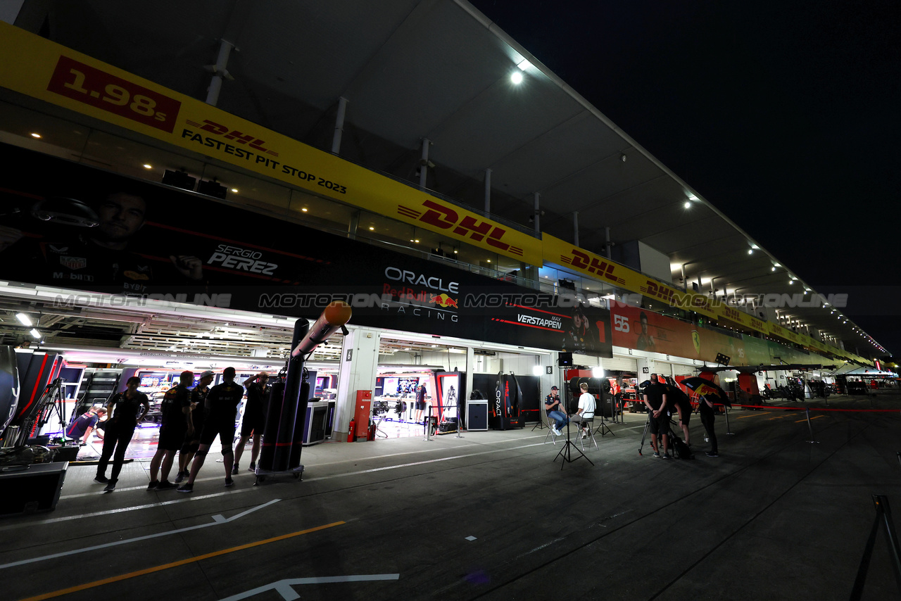 GP GIAPPONE, Red Bull Racing pit garages at night.

22.09.2023. Formula 1 World Championship, Rd 17, Japanese Grand Prix, Suzuka, Japan, Practice Day.

- www.xpbimages.com, EMail: requests@xpbimages.com © Copyright: Moy / XPB Images