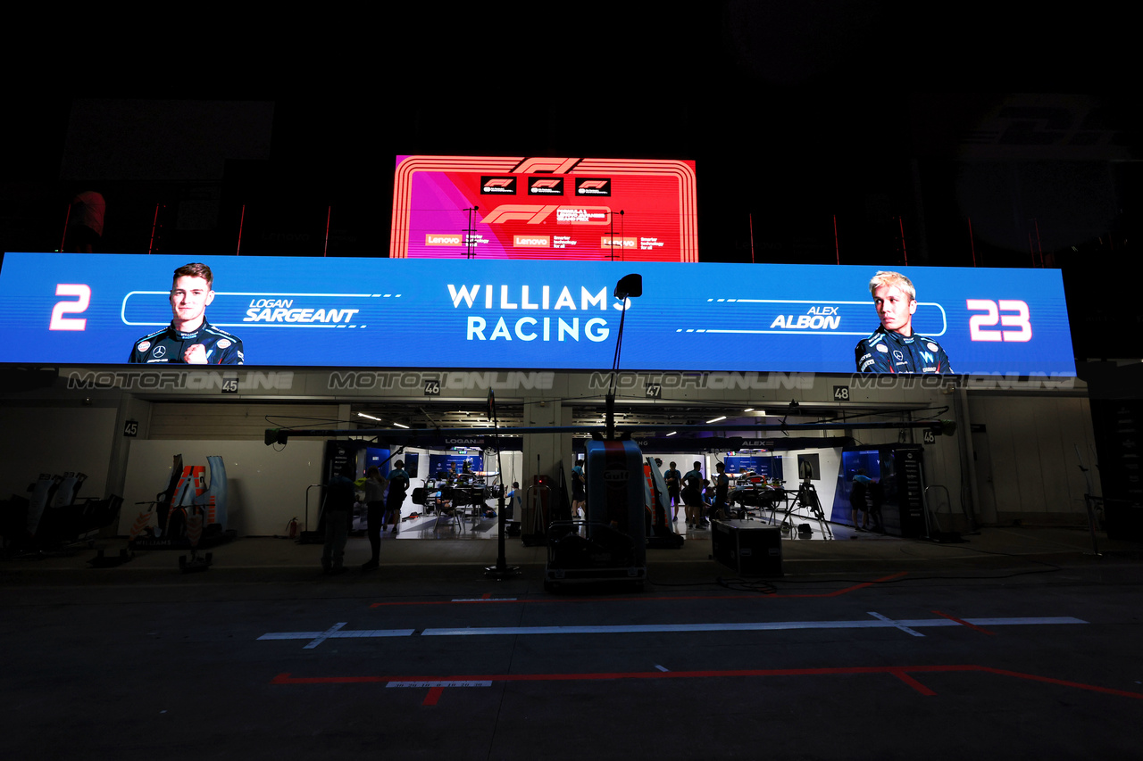 GP GIAPPONE, Williams Racing pit garages at night.

22.09.2023. Formula 1 World Championship, Rd 17, Japanese Grand Prix, Suzuka, Japan, Practice Day.

- www.xpbimages.com, EMail: requests@xpbimages.com © Copyright: Moy / XPB Images