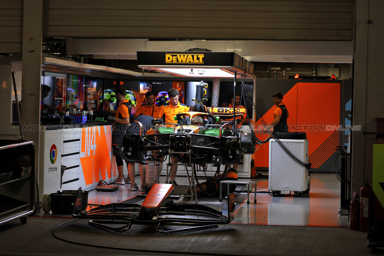 GP GIAPPONE, McLaren pit garages at night.

22.09.2023. Formula 1 World Championship, Rd 17, Japanese Grand Prix, Suzuka, Japan, Practice Day.

- www.xpbimages.com, EMail: requests@xpbimages.com © Copyright: Moy / XPB Images