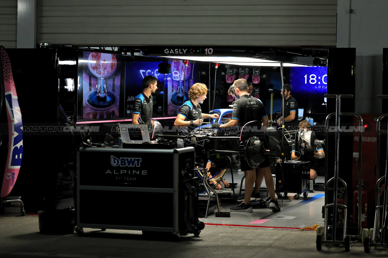 GP GIAPPONE, Alpine F1 Team pit garages at night.

22.09.2023. Formula 1 World Championship, Rd 17, Japanese Grand Prix, Suzuka, Japan, Practice Day.

- www.xpbimages.com, EMail: requests@xpbimages.com © Copyright: Moy / XPB Images