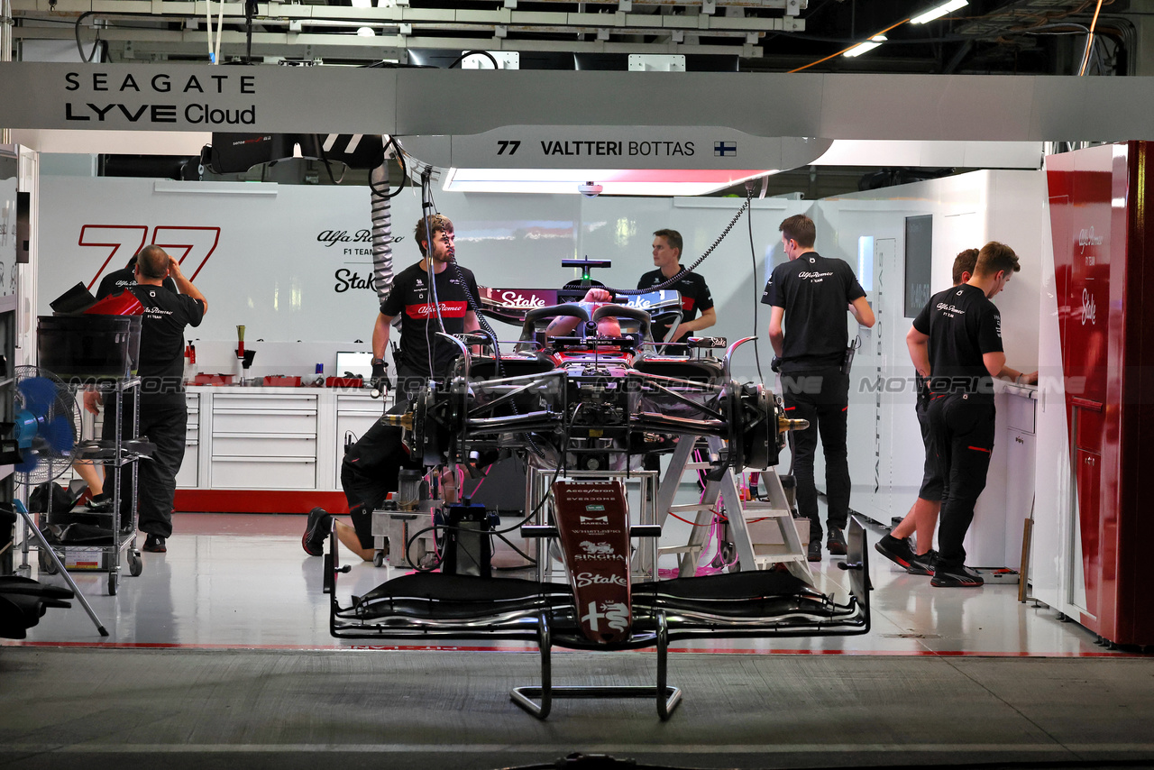 GP GIAPPONE, Alfa Romeo F1 Team pit garages at night.

22.09.2023. Formula 1 World Championship, Rd 17, Japanese Grand Prix, Suzuka, Japan, Practice Day.

- www.xpbimages.com, EMail: requests@xpbimages.com © Copyright: Moy / XPB Images