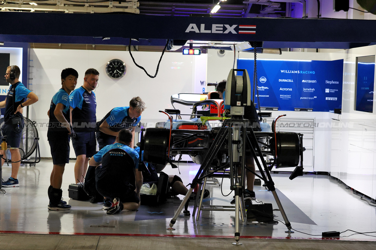 GP GIAPPONE, Williams Racing pit garages at night.

22.09.2023. Formula 1 World Championship, Rd 17, Japanese Grand Prix, Suzuka, Japan, Practice Day.

- www.xpbimages.com, EMail: requests@xpbimages.com © Copyright: Moy / XPB Images