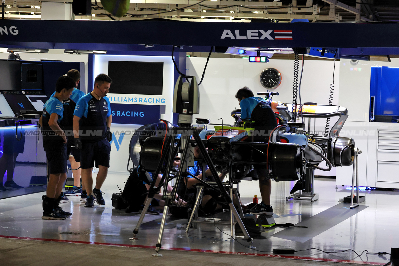 GP GIAPPONE, Williams Racing pit garages at night.

22.09.2023. Formula 1 World Championship, Rd 17, Japanese Grand Prix, Suzuka, Japan, Practice Day.

- www.xpbimages.com, EMail: requests@xpbimages.com © Copyright: Moy / XPB Images