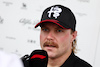 GP GIAPPONE, Valtteri Bottas (FIN) Alfa Romeo F1 Team with the media.
22.09.2023. Formula 1 World Championship, Rd 17, Japanese Grand Prix, Suzuka, Japan, Practice Day.
- www.xpbimages.com, EMail: requests@xpbimages.com © Copyright: Moy / XPB Images