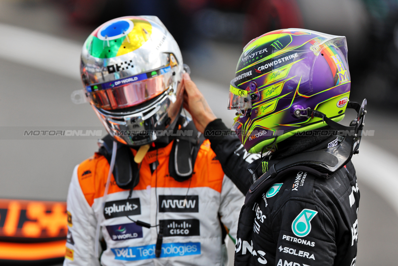 GP GRAN BRETAGNA, Third placed Lewis Hamilton (GBR) Mercedes AMG F1 in parc ferme with second placed Lando Norris (GBR) McLaren.

09.07.2023. Formula 1 World Championship, Rd 11, British Grand Prix, Silverstone, England, Gara Day.

 - www.xpbimages.com, EMail: requests@xpbimages.com © Copyright: Rew / XPB Images